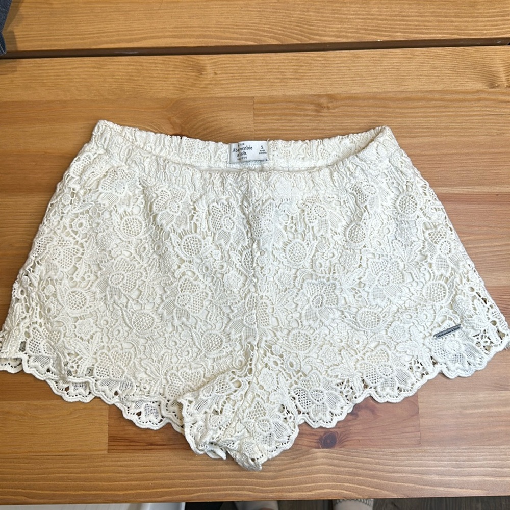 Abercrombie is and fitch white lace shorts size small